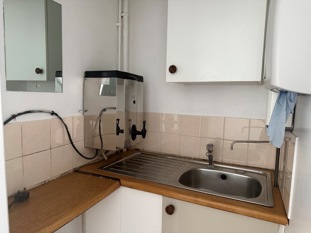 Lot: 53 - VACANT LARGE INDUSTRIAL UNIT - Kitchenette area within staff room